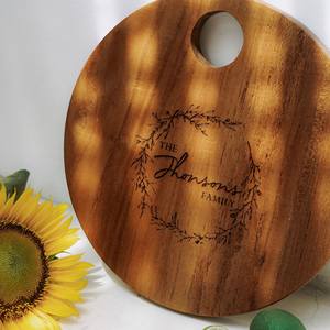 Planche à découper en teck personnalisée, forme ronde, planche de cuisine en bois massif pour hacher, servir des fruits et gravure personnalisée, cadeau - Product Image 2