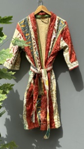 Venta al por mayor de chaquetas Kantha de algodón indio hecho a mano para las mujeres Vintage acolchado invierno Multi-Patchwork diseño transpirable sostenible - Product Image 6