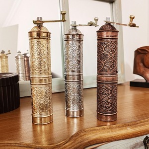 Ensemble élégant de poivre de sel en laiton avec une apparence brillante et une sensation durable parfait pour l'affichage dans les salles à manger et les cuisines de luxe - Product Image 1