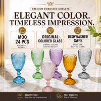 Klassieke amberkleurige vintage geperste glazen kelken gekleurd glaswerk water- en wijnglazen voor bruiloftbanket verhuur tafeldecoratie