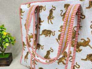 Sac fourre-tout au design classique, fabriqué avec des matériaux durables, style tendance et espace supplémentaire pour les essentiels quotidiens et une utilisation régulière - Product Image 5