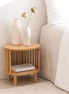 Table d'appoint en bois de style ferme avec pieds épais et textures de bois classiques ajoutant un charme rustique aux salons - Product Image 2