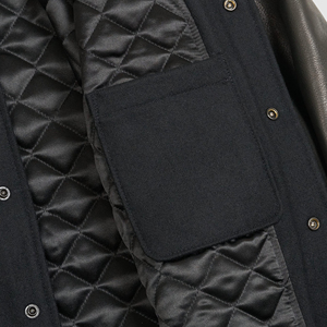 Vestes universitaires en cuir à manches longues, logo personnalisé brodé en gros, style streetwear uni, pour hommes et femmes, 2025 - Product Image 4