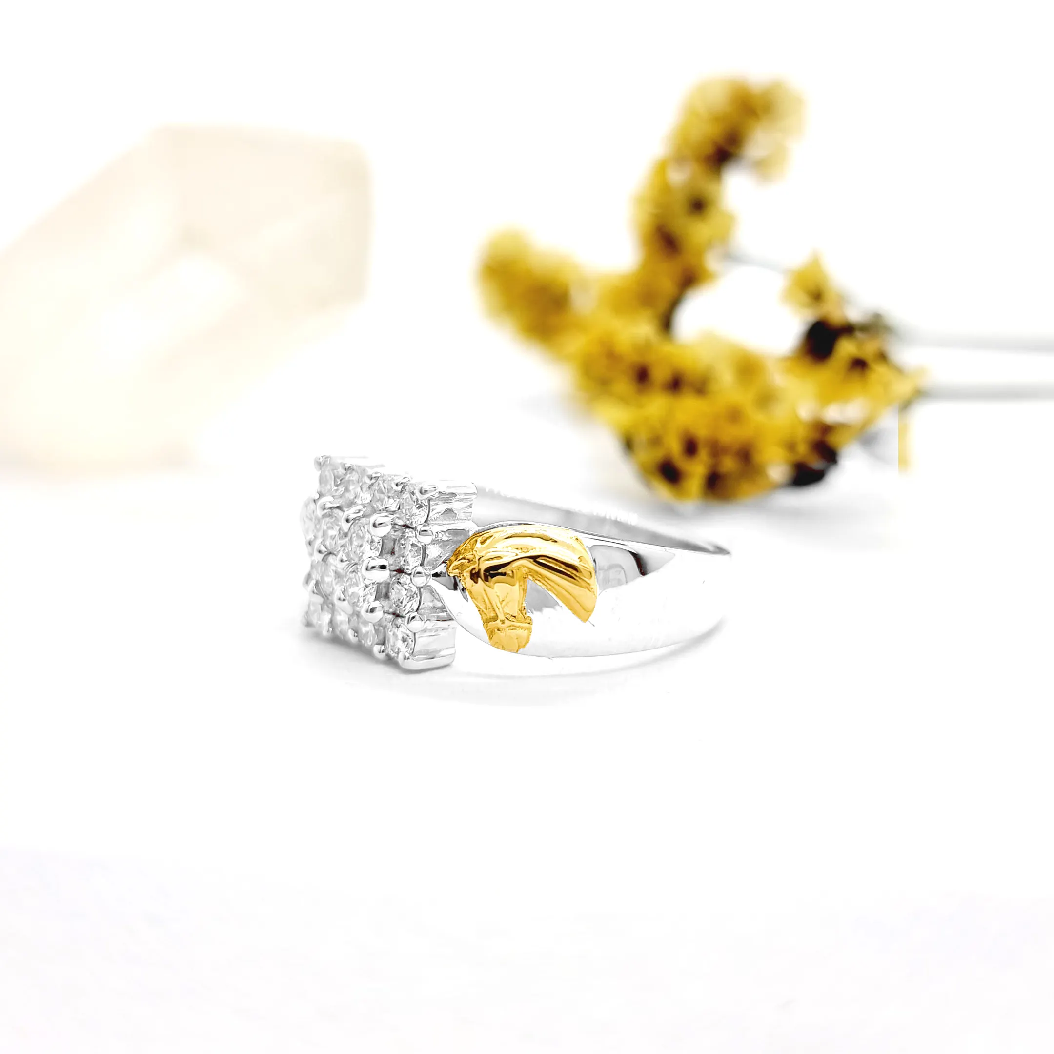 Prix d'usine Diamant naturel avec or 18 carats poinçonné Bague en diamant taillé en brillant Motif de cheval Bague en or Bague en diamant Hip Hop
