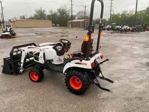 Tractor Subcompacto Bobcat CT1025 HST de 25 HP, 2WD, Transmisión de Engranajes, Horquillas para Paletas, Cucharón Multifuncional Automático con Bomba de Caja de Cambios - Product Image 3