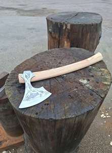 Hache viking artisanale en acier à haute teneur en carbone, gaine en cuir de qualité industrielle, manche en bois naturel, 1,5 kg, garantie 1 an - Product Image 3