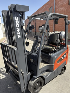 Offre exclusive aux enchères pour chariots élévateurs à pneus coussinés GC18S-9 2019, capacité de levage de 3500 LBS - Product Image 2