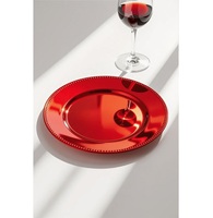 Assiette de présentation en métal argenté, élégante et raffinée, pour embellir votre table lors de mariages et de grands événements.