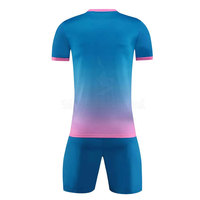 Yüksek Kaliteli Futbol Forması %100 Polyester Renk Kontrastlı Özel Logo Hızlı Kuruyan Yarım Kol V Yaka Takım Formaları İçin
