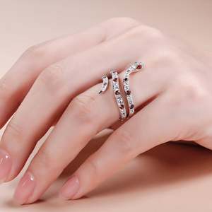 แหวนค็อกเทลรูปงูเงินแท้จาก Jeulia ชุบโรเดียมพร้อมประดับด้วยทอง 18K - Product Image 6