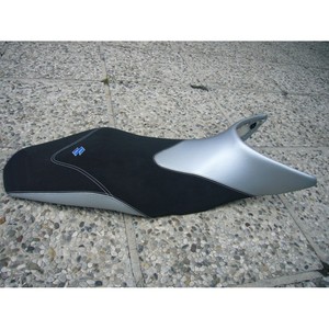 Kit Coprisella Simil-Alcantara per Moto Suzuki 750, Materiale Plastico e Pelle Simile a GSR 600 - Product Image 1