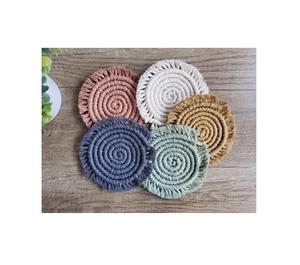 Dessous de verre en macramé écologique avec bord à franges artisanales pour les configurations de table Boho naturelles - Product Image 1