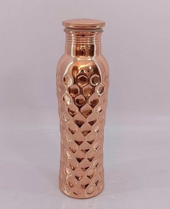 Bouteilles en cuivre pur avec finition martelée pour des bienfaits traditionnels pour la santé et un style de vie écologique moderne - Product Image 1