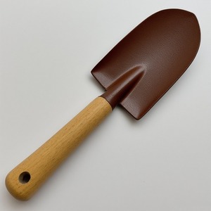 Fourchette de jardin vintage en métal avec poignée en bois rustique artisanale offrant un accent décoratif pour les jardins extérieurs - Product Image 2