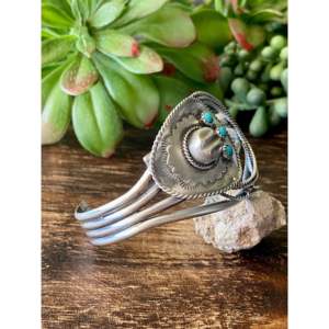 Bracelet manchette en argent sterling 925 fait main Navajo avec turquoise Kingman et motif chapeau de cowboy, bracelet manchette en argent sterling et turquoise avec bouclier - Product Image 3