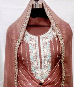 Costumes indiens modernes brodés à la main non cousus pour femmes élégants pour les fêtes de style traditionnel - Product Image 1