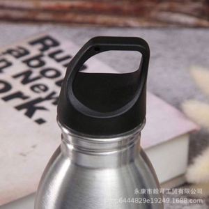 Bouteille d'eau isotherme à double paroi en acier inoxydable rouge pour les voyages et les activités de plein air avec couvercle - Product Image 4