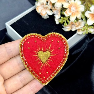 Broches brodées personnalisées pour les accents de tenues élégantes et les collectionneurs disponibles au prix d'exportation - Product Image 3