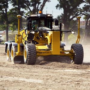 Niveleuse Caterpillar 140K construite pour les travaux de construction routière lourds avec un moteur puissant, une pompe avancée, une boîte de vitesses et un système PLC - Product Image 2