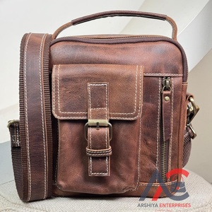 Bolso bandolera de cuero de grano completo a la moda de diseñador de lujo para hombre, bolso de hombro tipo bandolera de cuero de vaca con bolsillo con hebilla de solapa - Product Image 1