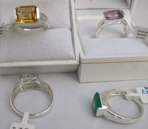 แหวนซิทรินธรรมชาติสำหรับผู้หญิง ทำมือโดย Shah Gems ตัวเรือนเงินแท้ 925 สำหรับสวมใส่ทุกวัน ประดับด้วยพลอยทรงเหลี่ยมมรกต พร้อมงานเจียระไนอย่างประณีต - Product Image 1