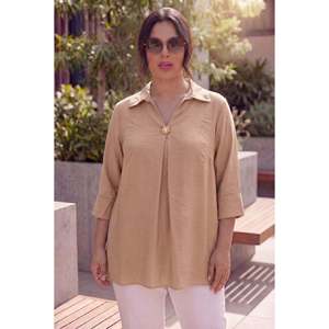 Chemisier en modal grande taille avec accessoire collier, beige - Product Image 4