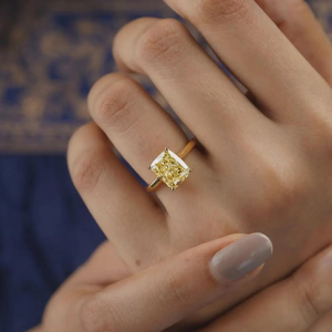 Anillo de compromiso solitario de diamante cultivado en laboratorio amarillo elegante de 3 quilates oro amarillo de 14K VS claridad chapado en rodio de lujo para mujer - Product Image 4