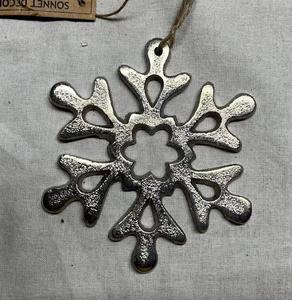 Conception antique flocons de neige suspendus en métal finition argentée crochet en métal de soutien décoration de Noël et de vacances flocons de neige suspendus - Product Image 4