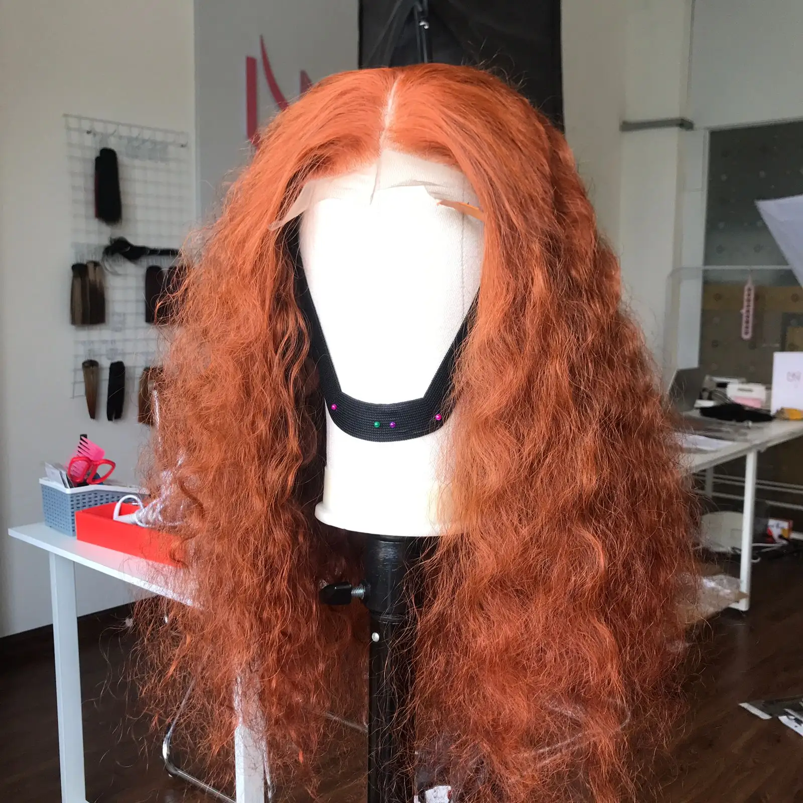 Wig renda depan kepadatan 180% untuk wanita hitam gelombang dalam cokelat warna oranye ekstensi rambut mentah Vietnam