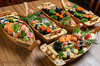 Plateau en bois écologique couleur naturelle pour sashimi, décoration de fruits de mer, bateau à sushi, emballage personnalisé OEM en gros
