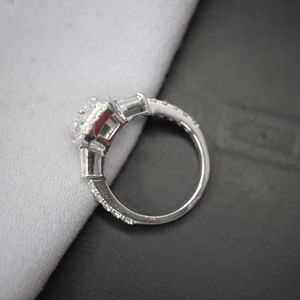 Anillo de Moissanita con Halo Radiante y Corte Baguette - Product Image 3