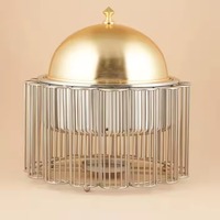 Fabuleux chauffe-plats de qualité optimale avec support filaire couleur argent et couvercle doré pour buffet postmoderne
