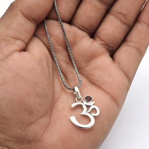 จี้พระโอ๋มประดับพลอยโกเมนทรงกลม ผลิตจากเงินแท้ 925 เครื่องประดับสำหรับผู้หญิง ราคาสมเหตุสมผล - Product Image 3