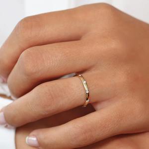 Anillo de Boda con Diamante Cultivado en Laboratorio, Corte Brillante Redondo, Engaste Empotrado, 0.10 CTW, Banda de Oro Sólido de 14K de 2mm, Joyería Minimalista y Sostenible - Product Image 3