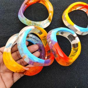 Bracelets en résine époxy colorée de qualité exportatrice pour accessoires de mode Modèles uniques avec éléments naturels disponibles à la vente - Product Image 6