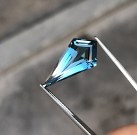 Topaze bleue de Londres naturelle, forme de losange, forme de cerf-volant, forme fantaisie, pierre précieuse facettée, vente en gros, prix de gros, fabrication de bijoux