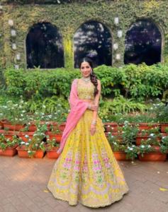 ชุดเลเฮนกาโชลีปักลายแบบดั้งเดิมที่ได้รับความนิยมมากที่สุดสำหรับผู้หญิง เสื้อผ้าอินเดียและปากีสถาน พร้อมผ้าแคนแคนและผ้าปัตตาสำหรับฤดูร้อน - Product Image 1