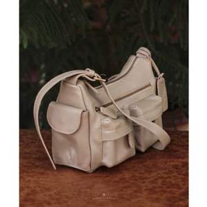 El mejor bolso de hombro de cuero de vaca genuino Premium para mujer hecho a mano con estilo atemporal y minimalista - Product Image 2