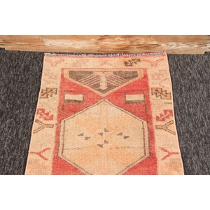 Alfombra Turca de 2x11.8 pies, Alfombra Vintage Roja con Diseño Geométrico - Product Image 2