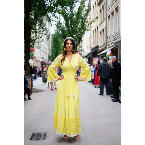 Elegante Vestido Maxi Amarillo con Cuello en V para Mujer, Largo hasta el Suelo, Cintura Imperio, Estilo Patchwork Sólido - Product Image 1