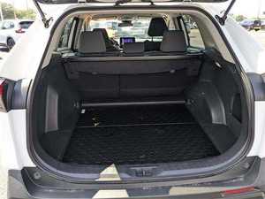 SUV d'occasion 2024 XLE FWD, sièges en cuir, pneus R17, moteur turbo, boîte automatique, toit ouvrant panoramique, régulateur de vitesse adaptatif, intérieur clair, conduite à droite - Product Image 4