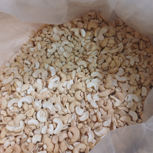 Noix de cajou cassées et sèches SANTIGO à faible MOQ, prix raisonnable - Product Image 1