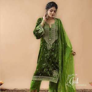 Le designer indien porte du fil de velours lourd vert de qualité supérieure brodé Kurta et pantalon avec Dupatta entièrement cousu - Product Image 2