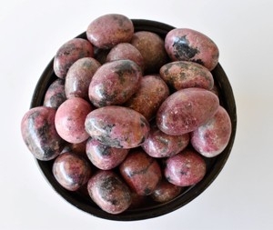 Piedra de Rodonita Pulida, Ecológica, Ovalada, Proveniente de la India, para Regalos, Manualidades y Decoración del Hogar - Product Image 3