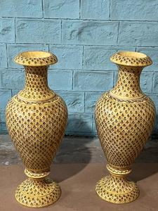 Jarrón de latón decorativo tradicional Diseño floral acrílico Regalo perfecto o adición de decoración del hogar a un precio razonable - Product Image 4