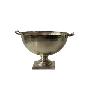 Seau à glace pour vin, design moderne et écologique, base carrée, en aluminium finition argentée de luxe White Royals, pour poignées de bol - Product Image 1