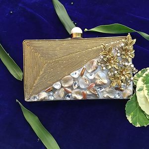 Bolso de Mano Artesanal de Nácar y Latón con Diseño Vintage Bolso de Noche Llamativo Artesanal con Forro de Terciopelo - Product Image 1