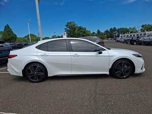 Toyota Camry 2025 Sedán Blanco, Faros LED, Transmisión Automática, Neumáticos R17, Motor de Gasolina, 5 Asientos, Interior de Tela - Product Image 1