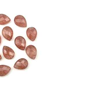 ลูกปัดทรงลูกแพร์สีชมพูสตรอเบอร์รี่ ขนาด 9x12 มม. คุณภาพ AAA+ คู่จับคู่ สำหรับงานประดิษฐ์เครื่องประดับ - Product Image 1