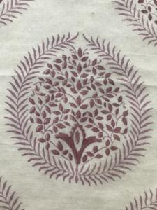 Tela de Algodón Estampada a Mano con Diseño Floral Tradicional Indio Mughal, Textil Teñido Naturalmente - Product Image 2